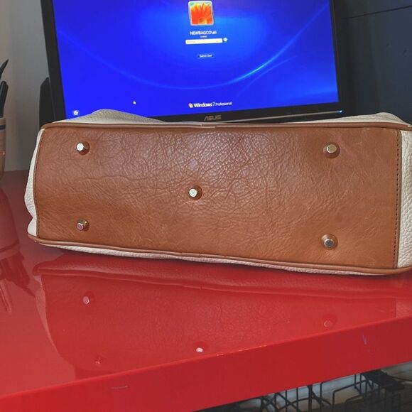 Valentina Off White Pebbled Cream Leather Handbag - Picture 8 of 12